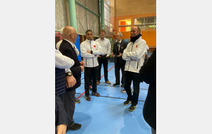 Briefing des arbitres par Antoine avec Ranuka et Hervé 