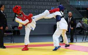 Aaksha en rouge 1ere en kumite