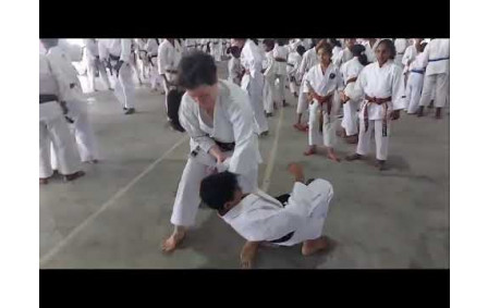 Eliane explication technique de karaté
